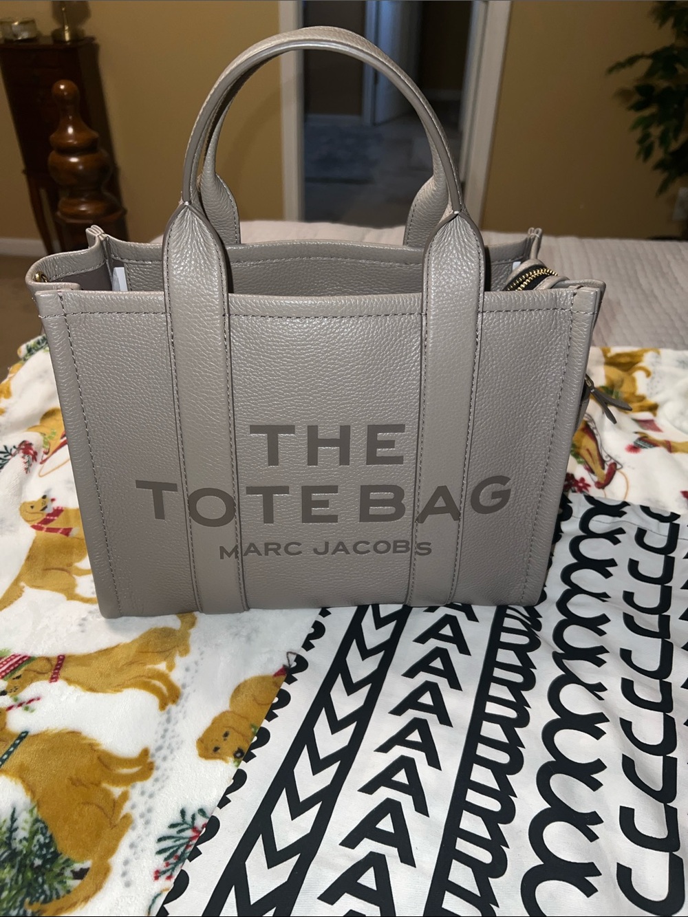 Marc Jacobs Gray Pebbled All Grain Leather Tote Bag New Never used. M size - Picture 1 of 10
